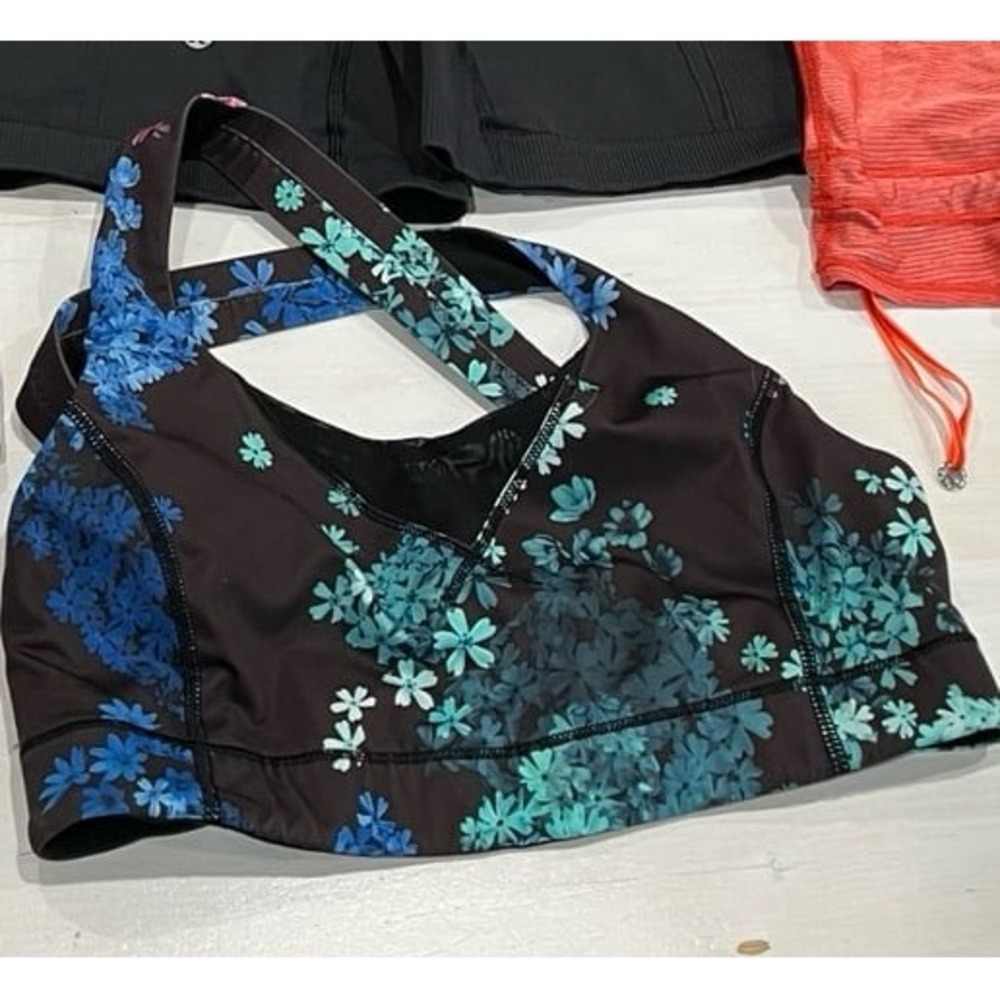 Sports Bra Lululemon size 2 or‎ 4